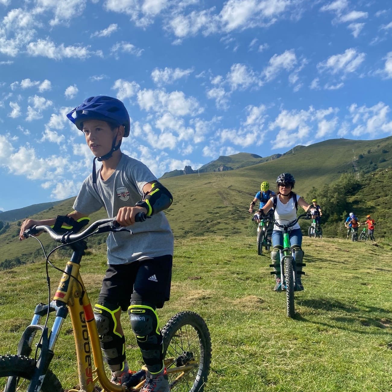 Famille en trottinette de descente au Col d'Azet